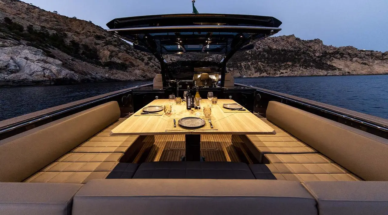 Pardo 50, extérieur — Luxury Yachts St. Tropez, Saint-Tropez. Filer vers Cap Taillat entre deux baignades