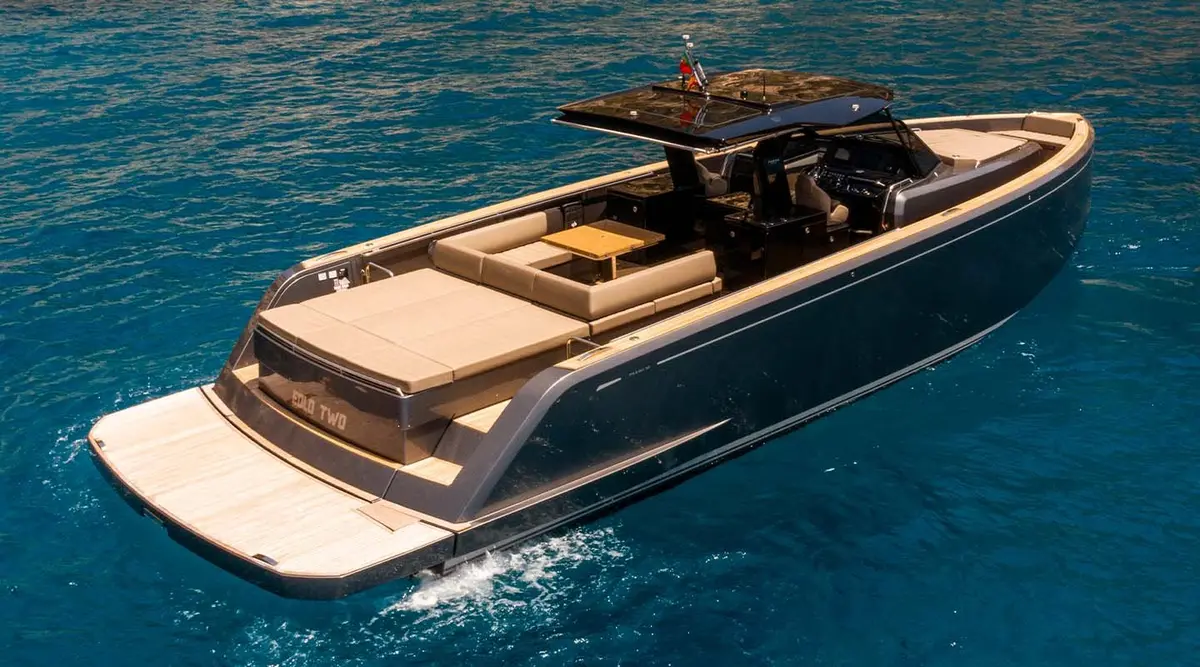 Pardo 50, pont principal — Luxury Yachts St. Tropez, Saint-Tropez. Filer vers Cap Taillat entre deux baignades