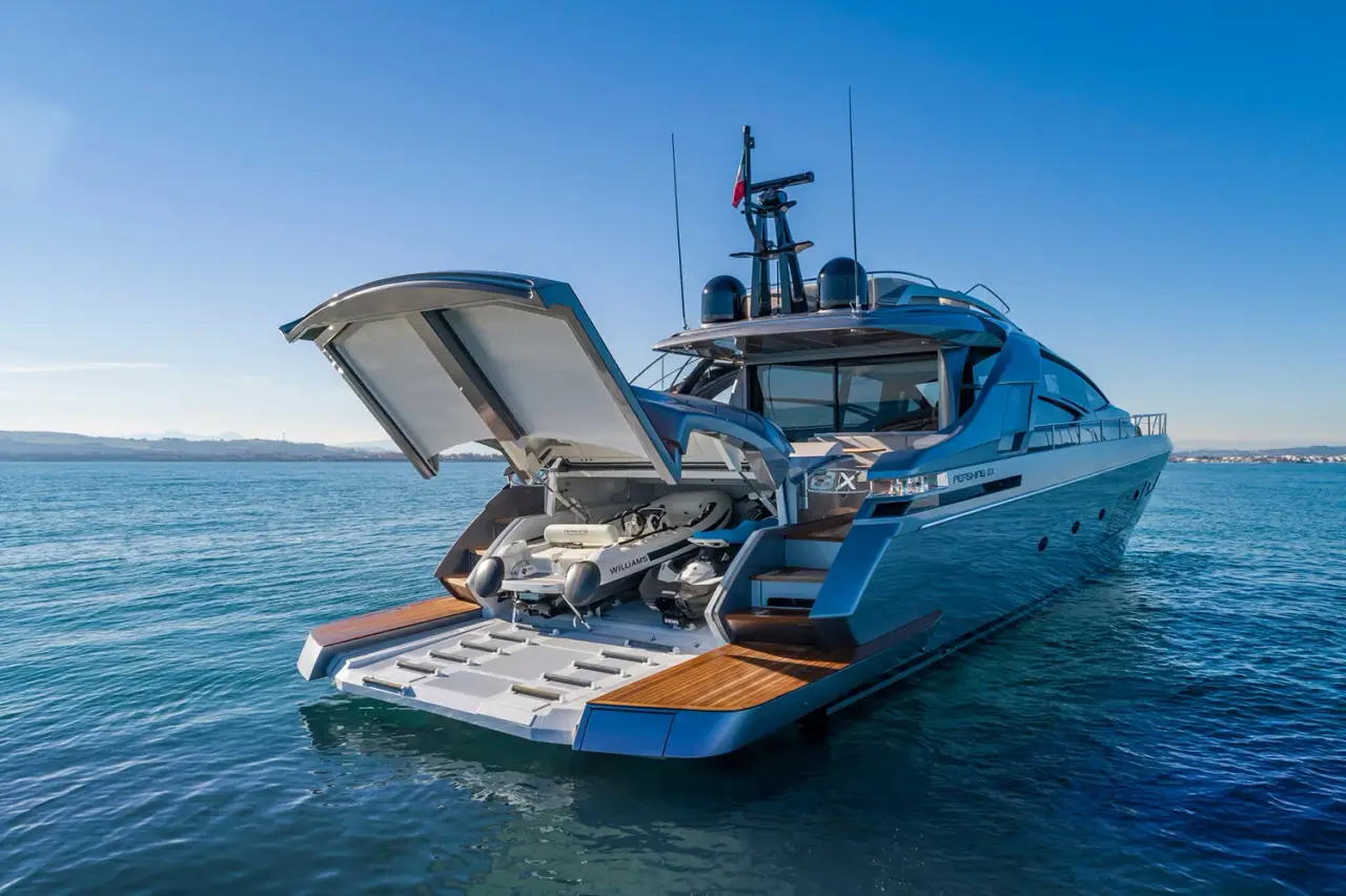 Pershing 8X, exterior — Luxury Yachts St. Tropez, Saint-Tropez. Velocidad deportiva rumbo a Cap Taillat al atardecer
