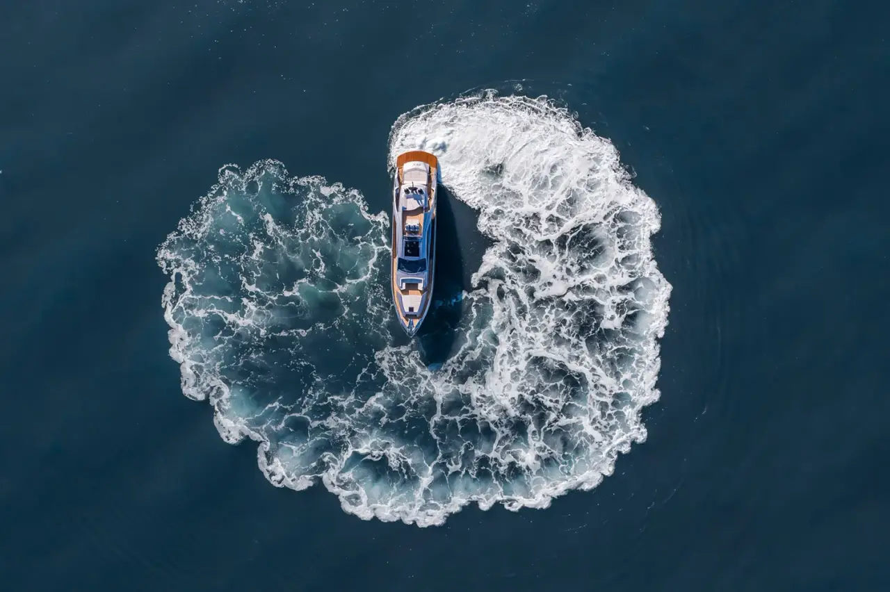 Pershing 8X, cubierta principal — Luxury Yachts St. Tropez, Saint-Tropez. Velocidad deportiva rumbo a Cap Taillat al atardecer