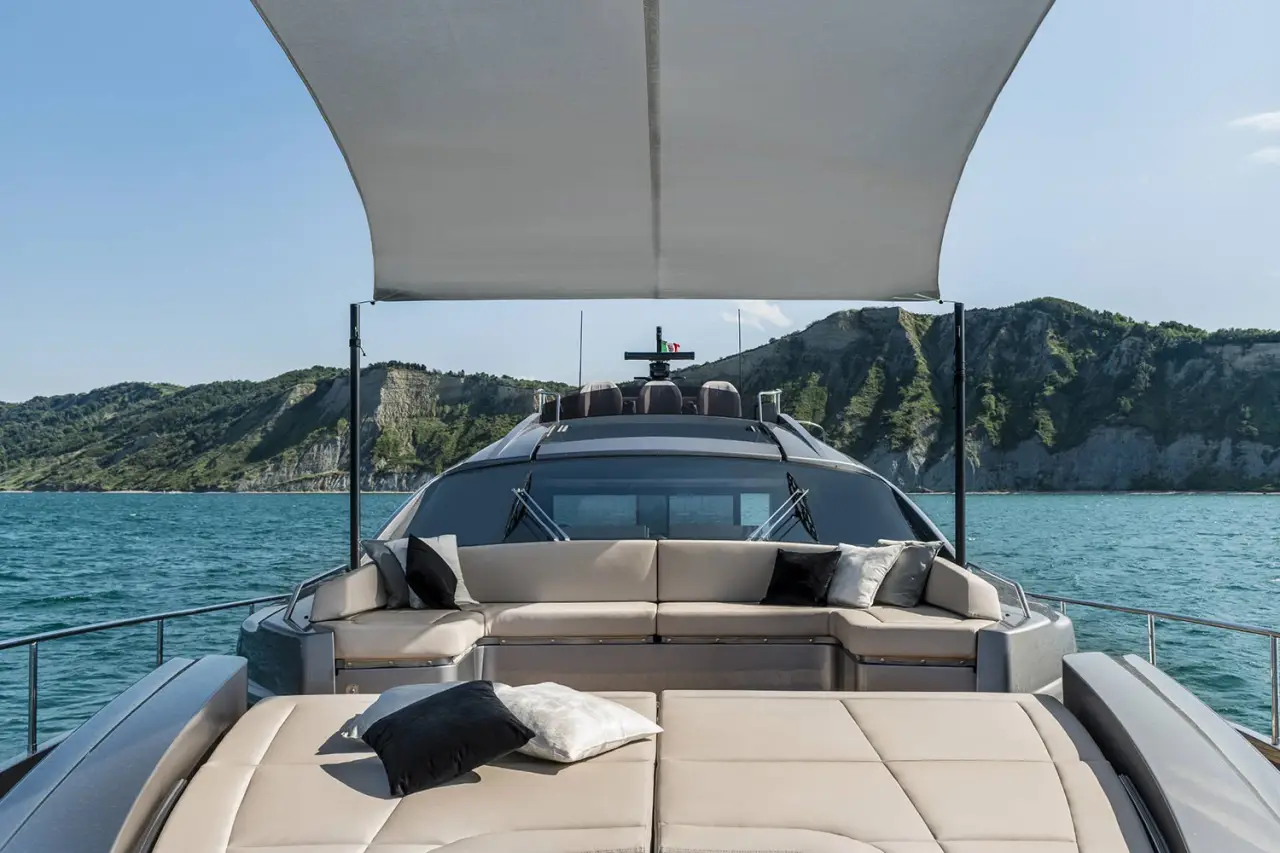 Pershing 8X, cubierta de popa — Luxury Yachts St. Tropez, Saint-Tropez. Velocidad deportiva rumbo a Cap Taillat al atardecer