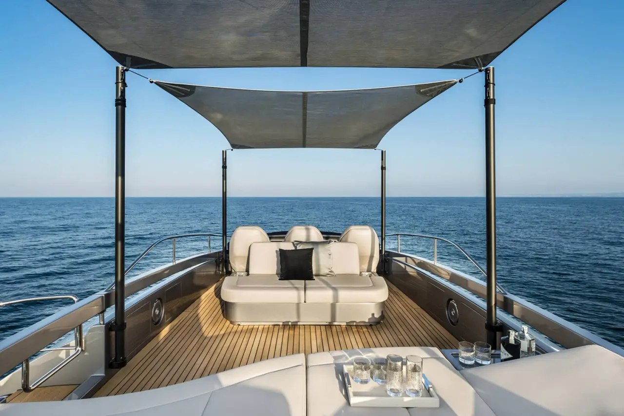 Pershing 8X, salón — Luxury Yachts St. Tropez, Saint-Tropez. Velocidad deportiva rumbo a Cap Taillat al atardecer