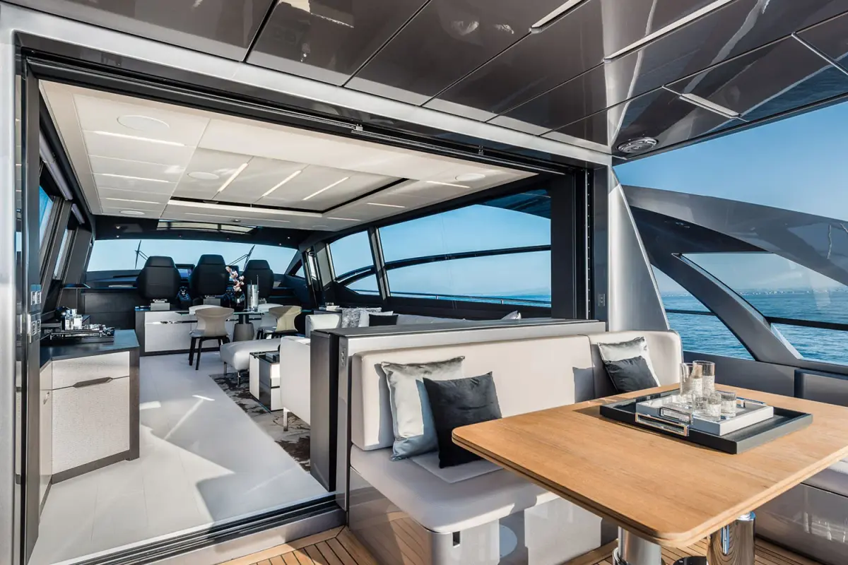 Pershing 8X, flybridge — Luxury Yachts St. Tropez, Saint-Tropez. Velocidad deportiva rumbo a Cap Taillat al atardecer