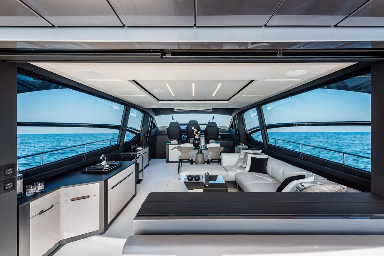 Pershing 8X, exterior — Luxury Yachts St. Tropez, Saint-Tropez. Velocidad deportiva rumbo a Cap Taillat al atardecer
