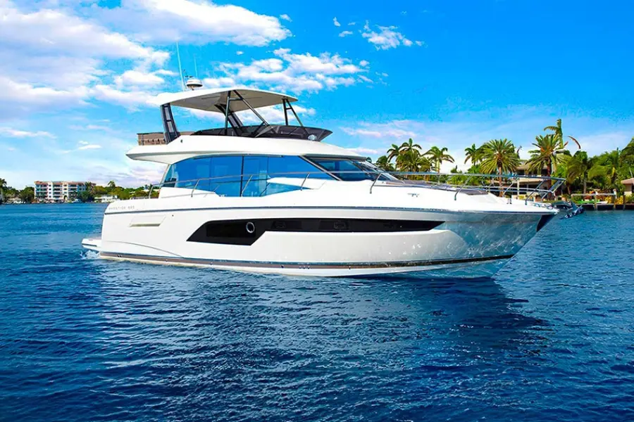 Prestige 520 Fly — Luxury Yachts St. Tropez, Saint-Tropez. Journée entre Pampelonne et Cap Taillat, flybridge au soleil