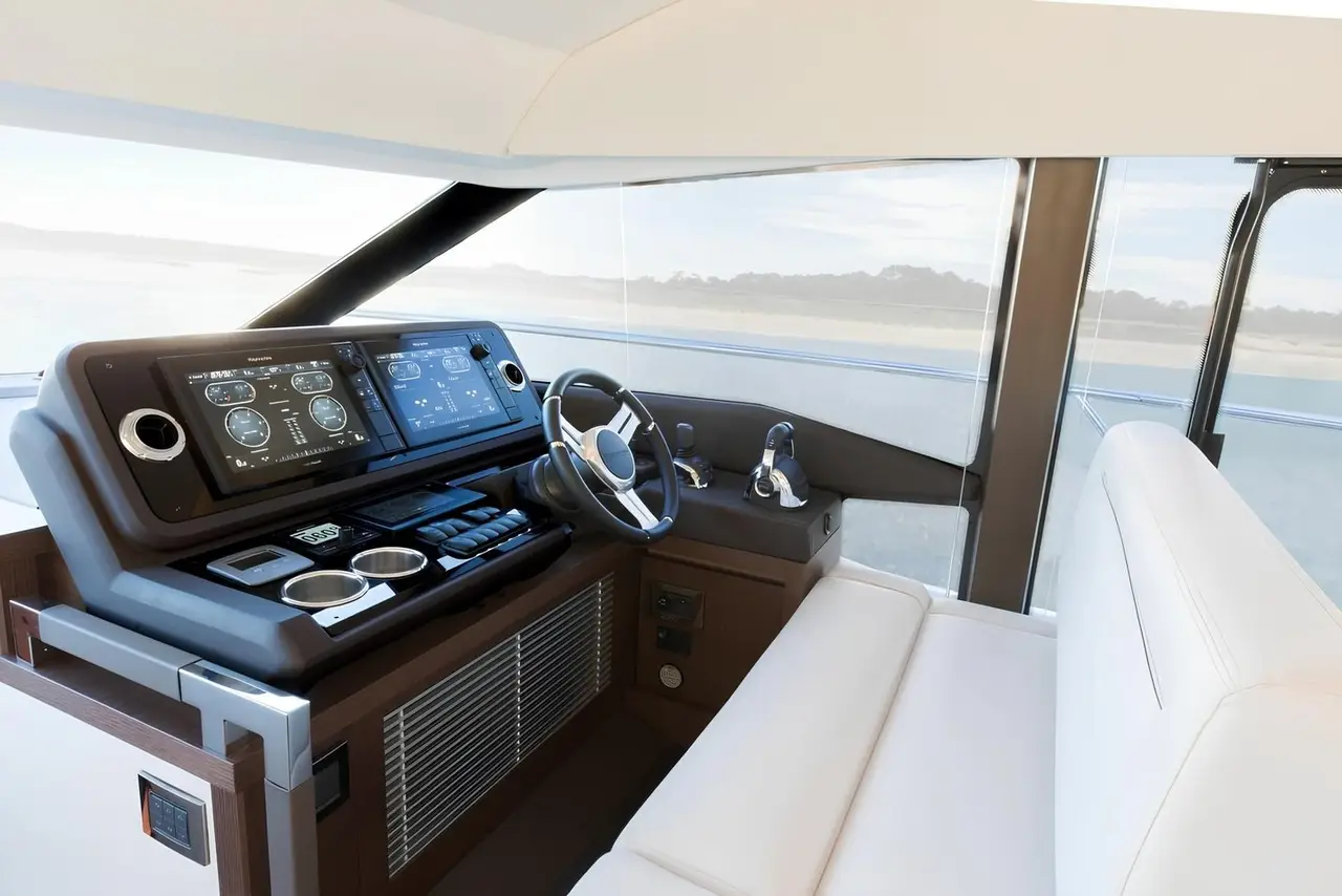 Prestige 520 Fly, extérieur — Luxury Yachts St. Tropez, Saint-Tropez. Journée entre Pampelonne et Cap Taillat, flybridge au soleil