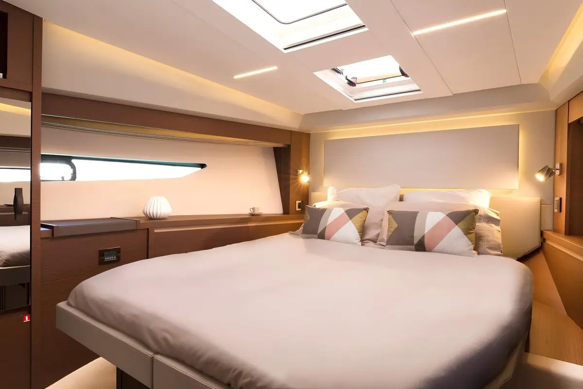 Prestige 520 Fly, pont principal — Luxury Yachts St. Tropez, Saint-Tropez. Journée entre Pampelonne et Cap Taillat, flybridge au soleil