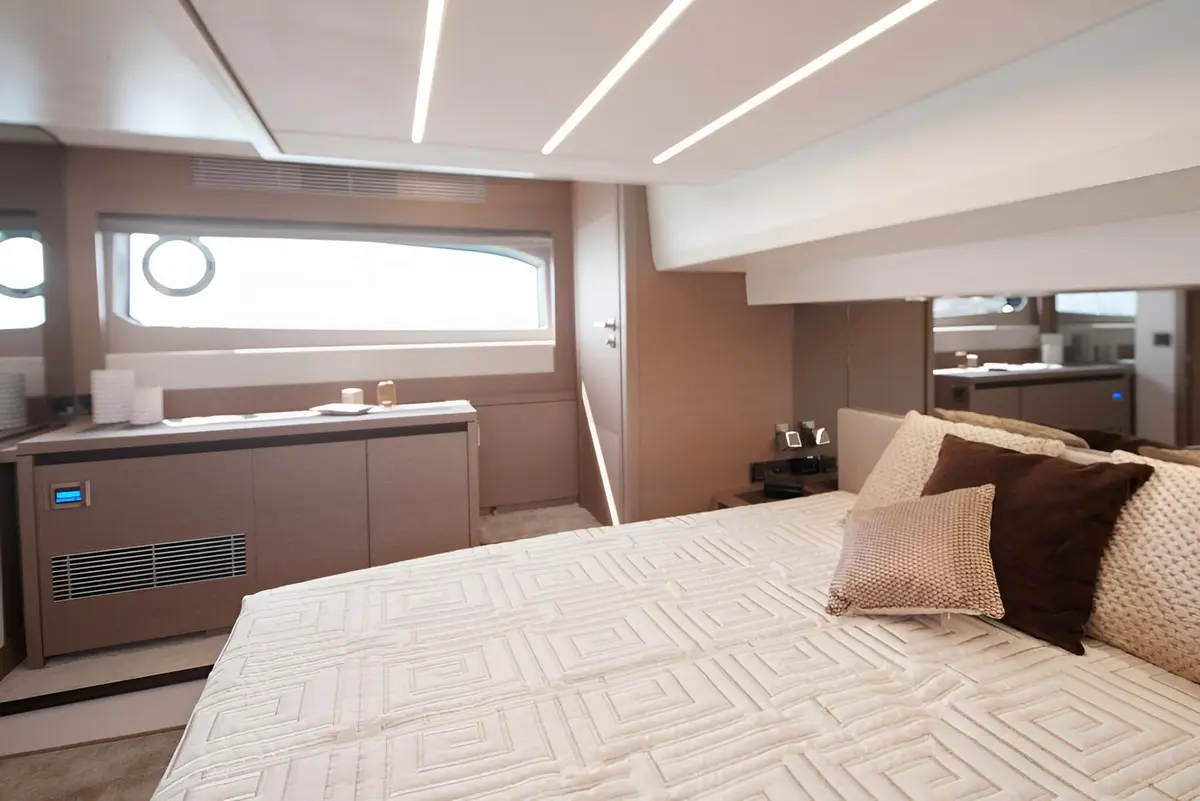 Prestige 520 Fly, pont arrière — Luxury Yachts St. Tropez, Saint-Tropez. Journée entre Pampelonne et Cap Taillat, flybridge au soleil