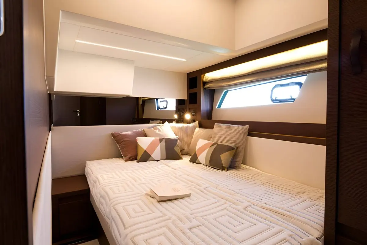 Prestige 520 Fly, salon — Luxury Yachts St. Tropez, Saint-Tropez. Journée entre Pampelonne et Cap Taillat, flybridge au soleil