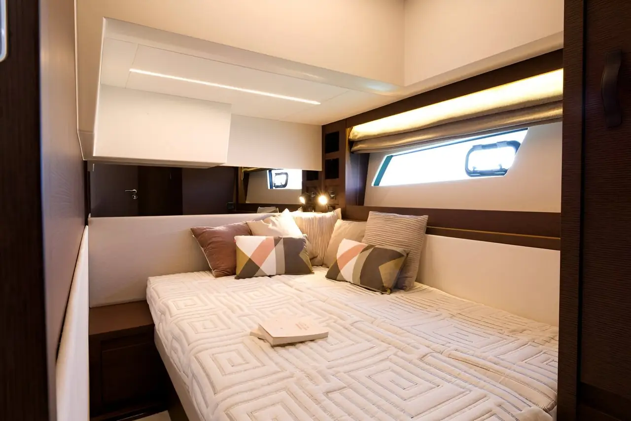 Prestige 520 Fly, salon — Luxury Yachts St. Tropez, Saint-Tropez. Journée entre Pampelonne et Cap Taillat, flybridge au soleil