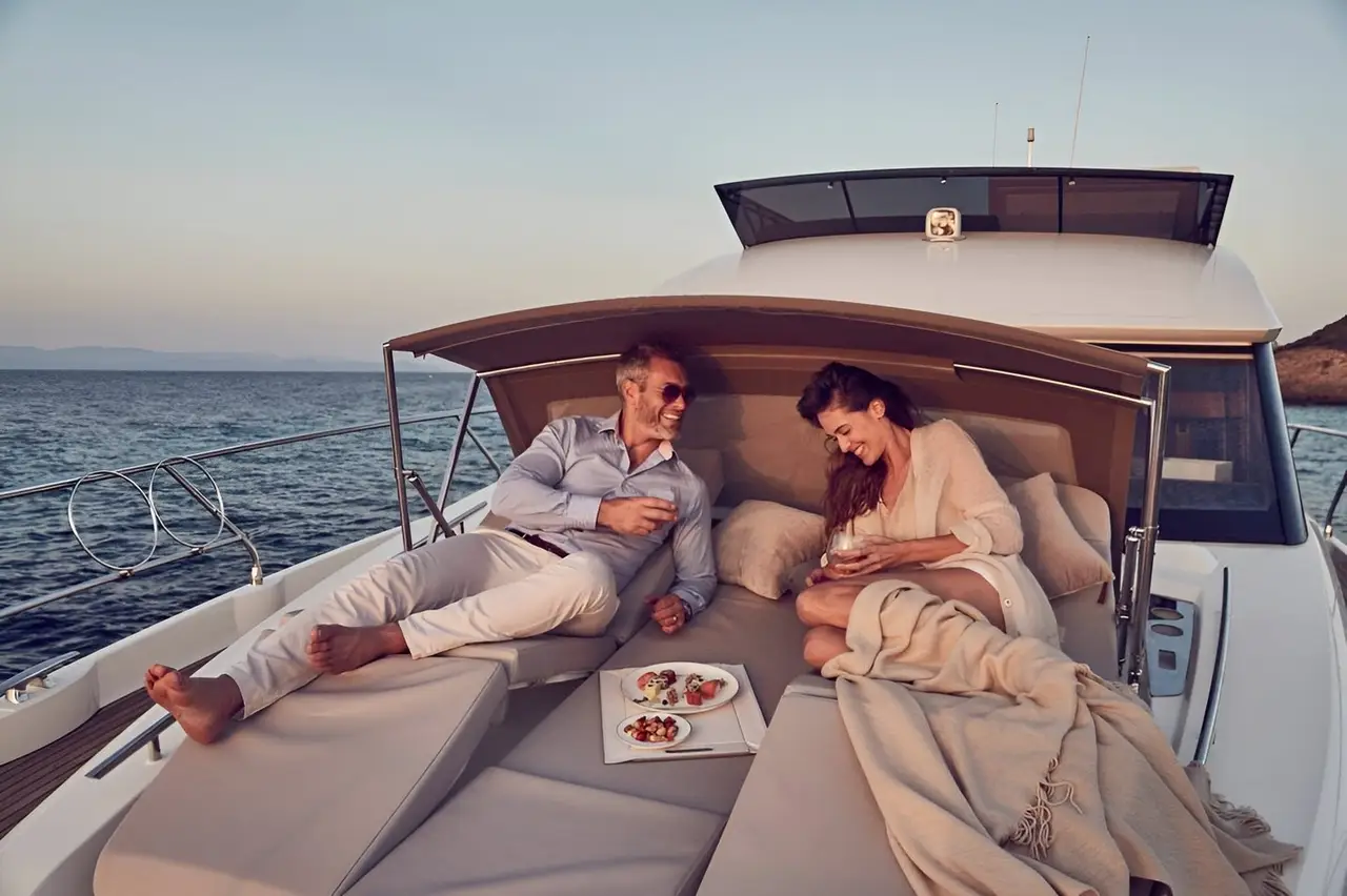 Prestige 520 Fly, cabine principale — Luxury Yachts St. Tropez, Saint-Tropez. Journée entre Pampelonne et Cap Taillat, flybridge au soleil