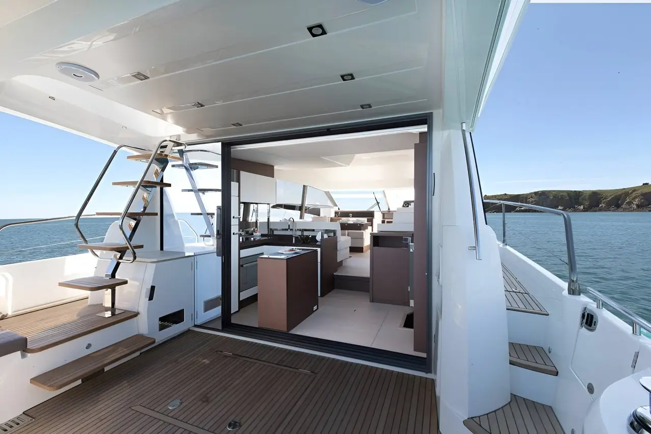 Prestige 520 Fly, flybridge — Luxury Yachts St. Tropez, Saint-Tropez. Journée entre Pampelonne et Cap Taillat, flybridge au soleil