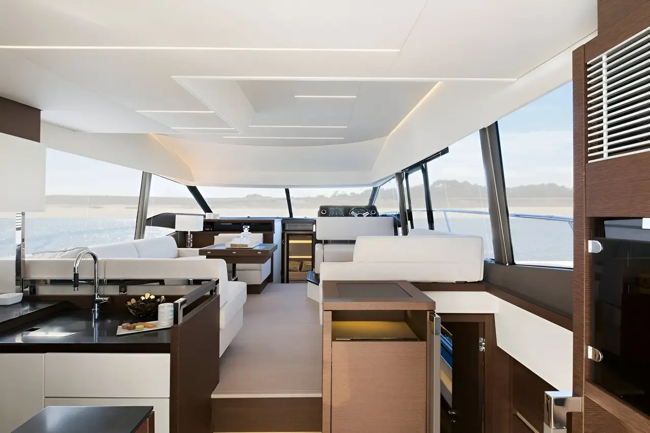 Prestige 520 Fly, extérieur — Luxury Yachts St. Tropez, Saint-Tropez. Journée entre Pampelonne et Cap Taillat, flybridge au soleil