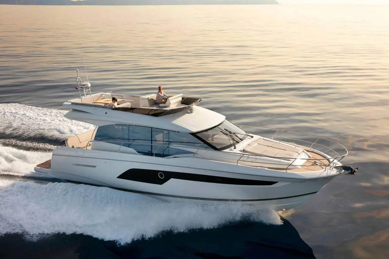 Prestige 550 FLY, exterior — Luxury Yachts St. Tropez, Saint-Tropez. Flybridge amplio para tardes lentas frente al golfo