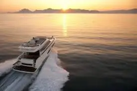 Prestige 550 FLY, cubierta principal — Luxury Yachts St. Tropez, Saint-Tropez. Flybridge amplio para tardes lentas frente al golfo