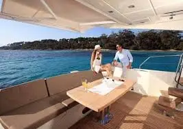 Prestige 550 FLY, cubierta de popa — Luxury Yachts St. Tropez, Saint-Tropez. Flybridge amplio para tardes lentas frente al golfo