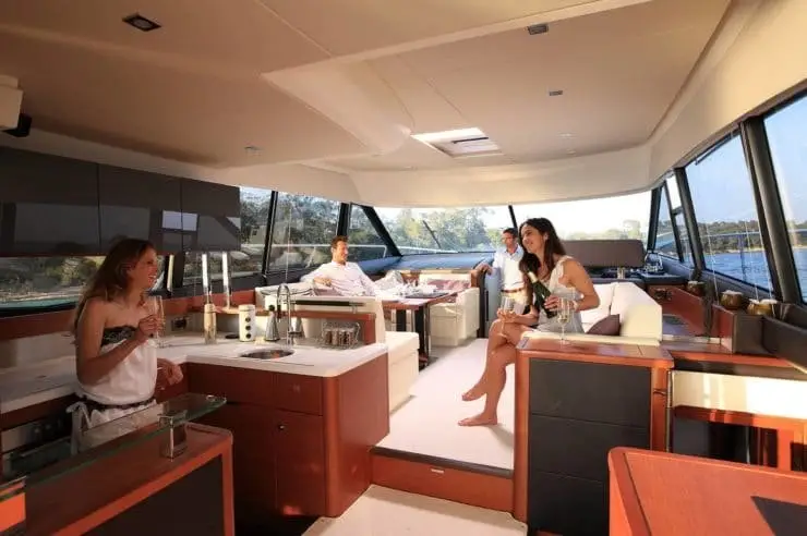 Prestige 550 FLY, salón — Luxury Yachts St. Tropez, Saint-Tropez. Flybridge amplio para tardes lentas frente al golfo