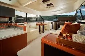 Prestige 550 FLY, camarote principal — Luxury Yachts St. Tropez, Saint-Tropez. Flybridge amplio para tardes lentas frente al golfo