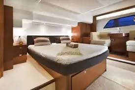 Prestige 550 FLY, flybridge — Luxury Yachts St. Tropez, Saint-Tropez. Flybridge amplio para tardes lentas frente al golfo