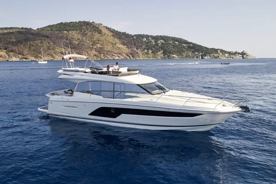 Prestige 590 Fly — Luxury Yachts St. Tropez, Saint-Tropez. Puente amplio y baño frente a Baie de Briande