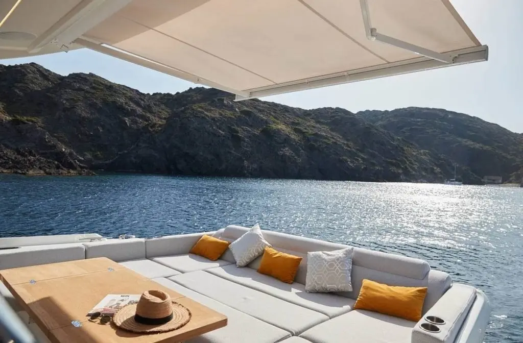 Prestige 590 Fly, exterior — Luxury Yachts St. Tropez, Saint-Tropez. Puente amplio y baño frente a Baie de Briande
