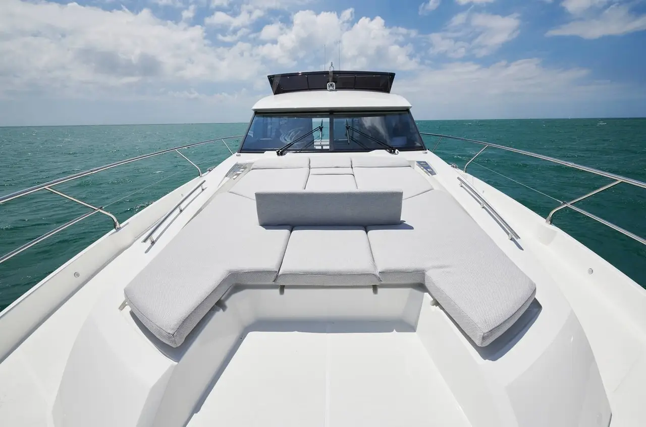 Prestige 590 Fly, cubierta principal — Luxury Yachts St. Tropez, Saint-Tropez. Puente amplio y baño frente a Baie de Briande