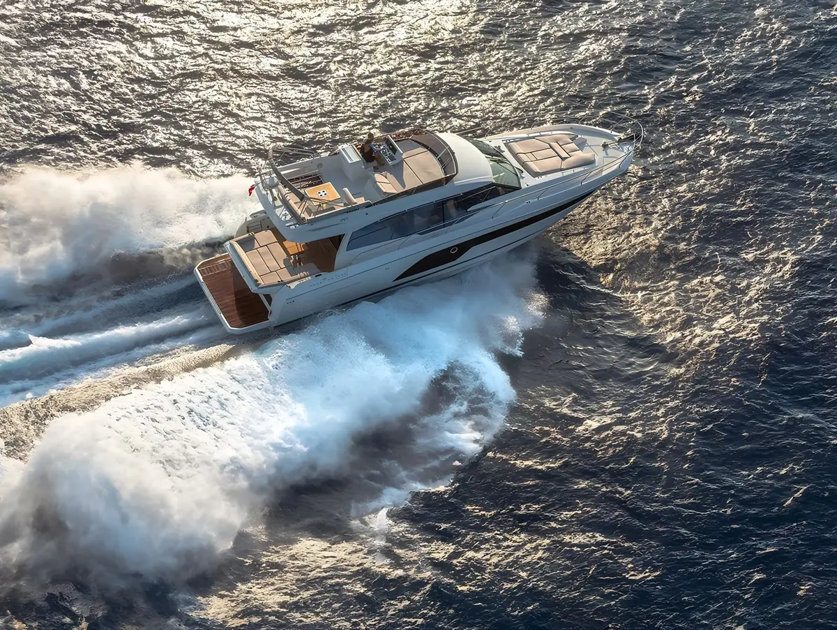Prestige 590 Fly, cubierta de popa — Luxury Yachts St. Tropez, Saint-Tropez. Puente amplio y baño frente a Baie de Briande