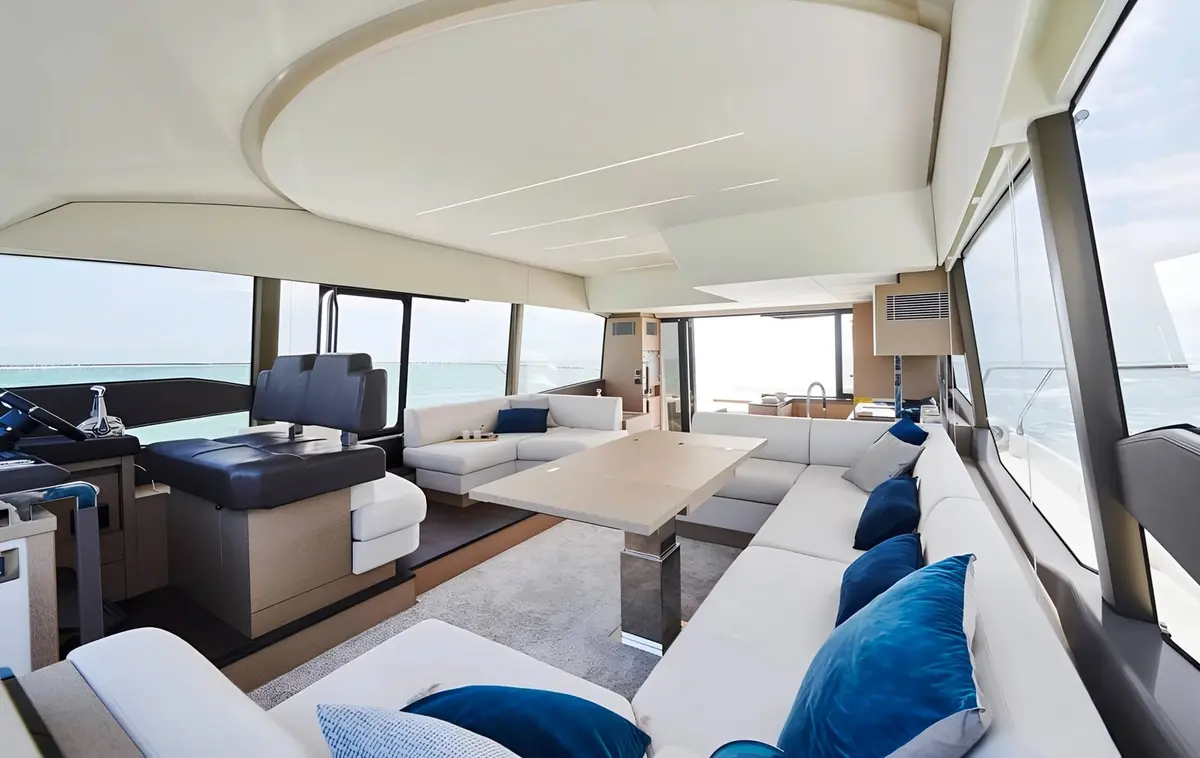 Prestige 590 Fly, salón — Luxury Yachts St. Tropez, Saint-Tropez. Puente amplio y baño frente a Baie de Briande