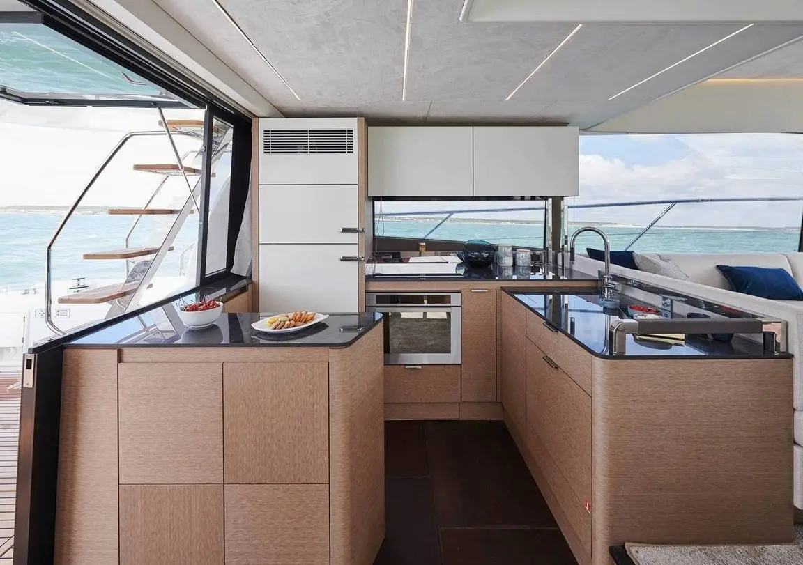 Prestige 590 Fly, camarote principal — Luxury Yachts St. Tropez, Saint-Tropez. Puente amplio y baño frente a Baie de Briande