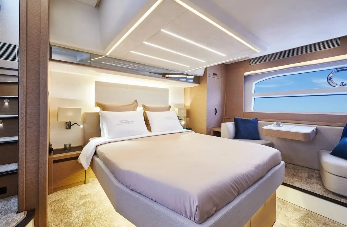 Prestige 590 Fly, flybridge — Luxury Yachts St. Tropez, Saint-Tropez. Puente amplio y baño frente a Baie de Briande