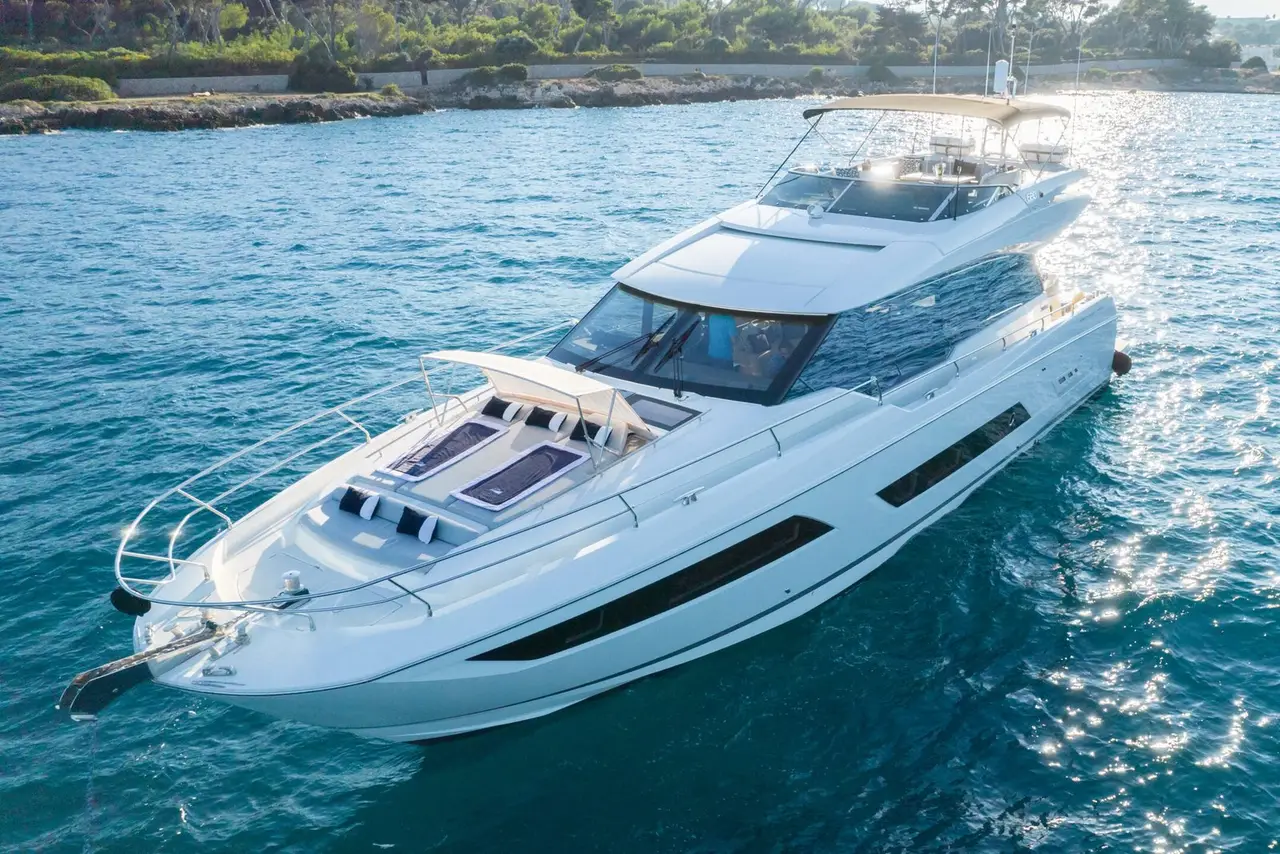Prestige 680s — Luxury Yachts St. Tropez, Saint-Tropez. Cap sur Pampelonne, mouillage tranquille en fin de journée