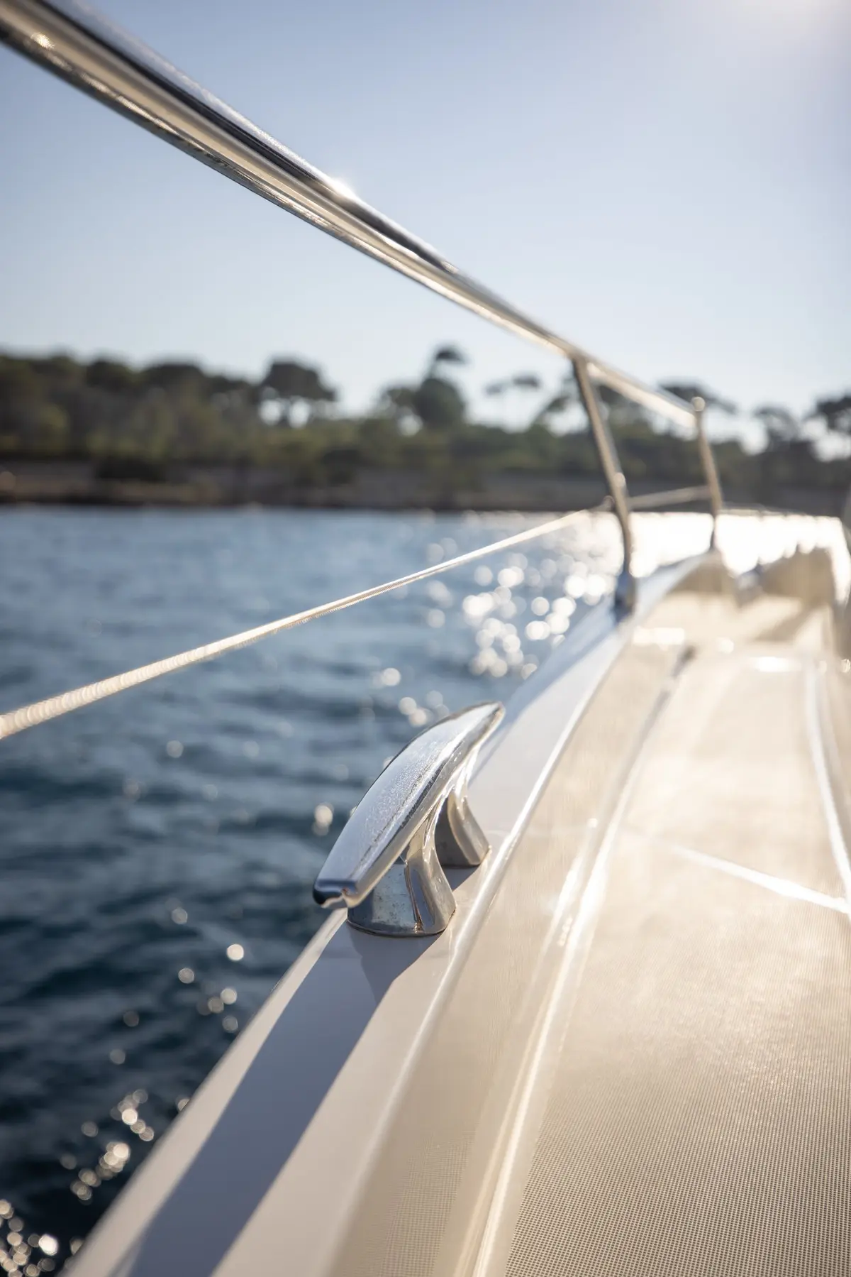 Prestige 680s, pont principal — Luxury Yachts St. Tropez, Saint-Tropez. Cap sur Pampelonne, mouillage tranquille en fin de journée