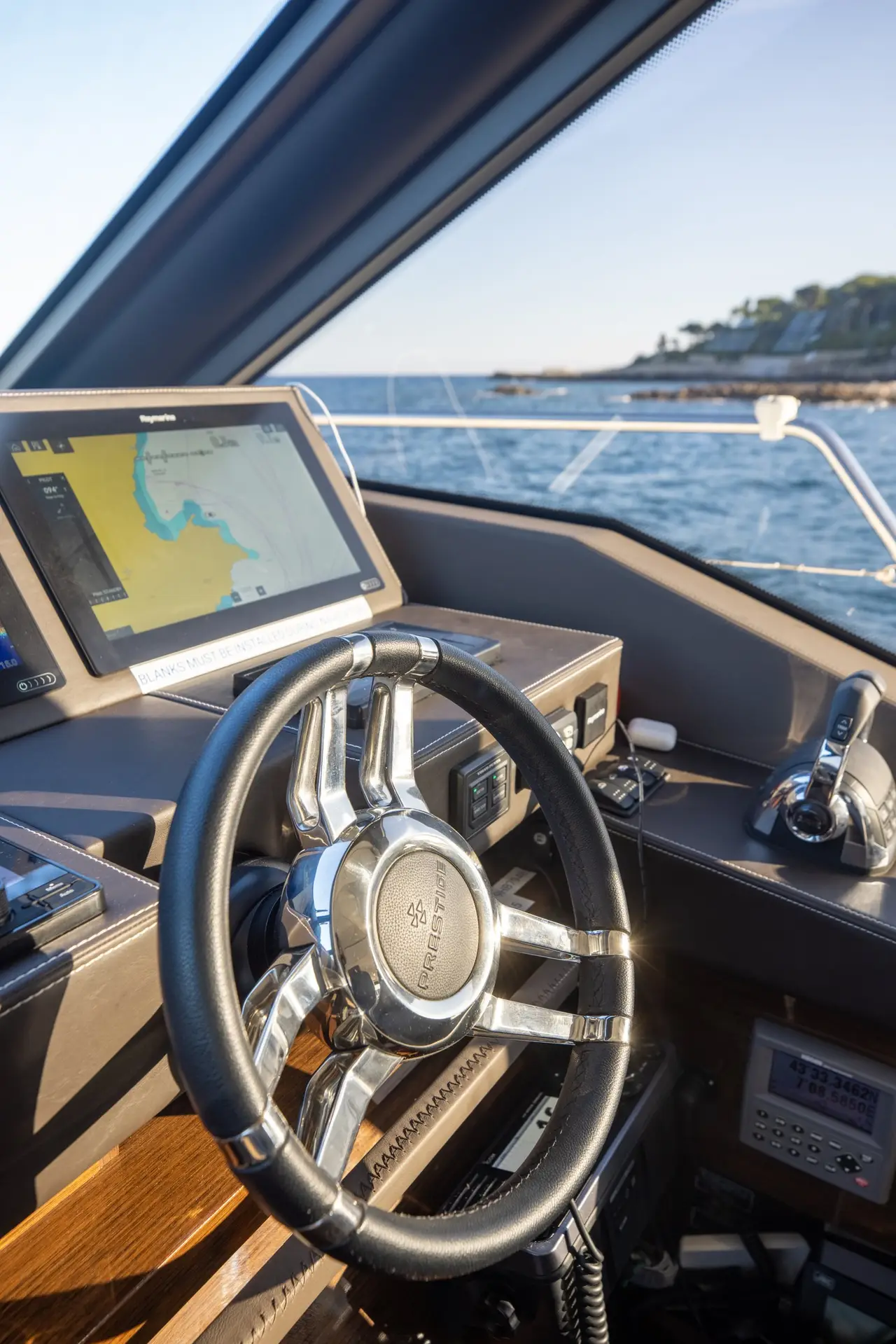 Prestige 680s, flybridge — Luxury Yachts St. Tropez, Saint-Tropez. Cap sur Pampelonne, mouillage tranquille en fin de journée