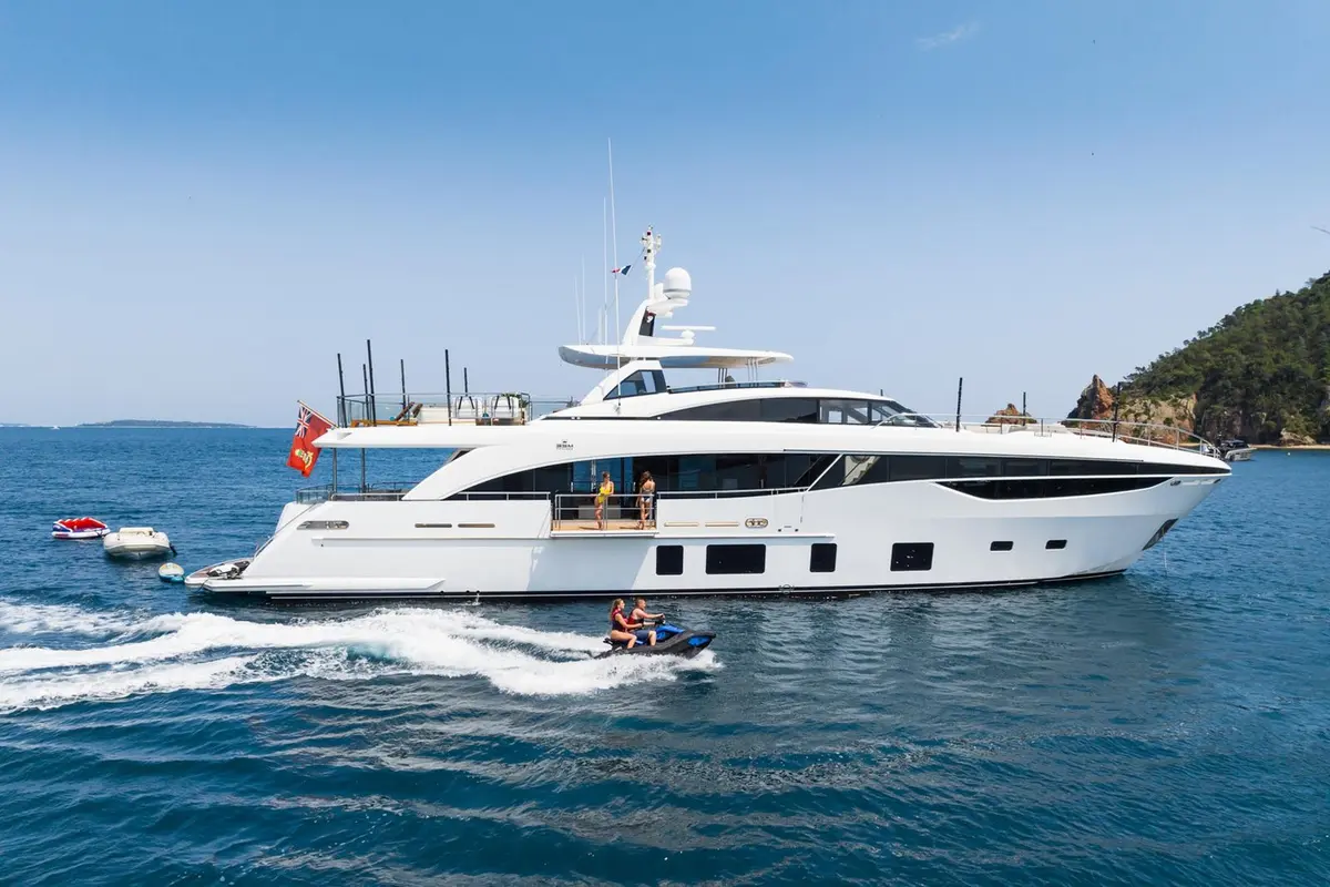 Princess 35M — Luxury Yachts St. Tropez, Saint-Tropez. Cap Taillat au lever, pont avant grand ouvert
