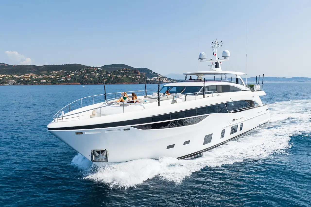 Princess 35M, extérieur — Luxury Yachts St. Tropez, Saint-Tropez. Cap Taillat au lever, pont avant grand ouvert