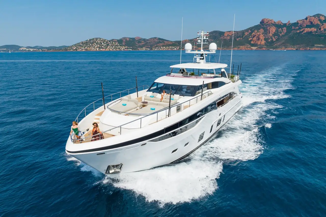 Princess 35M, pont principal — Luxury Yachts St. Tropez, Saint-Tropez. Cap Taillat au lever, pont avant grand ouvert