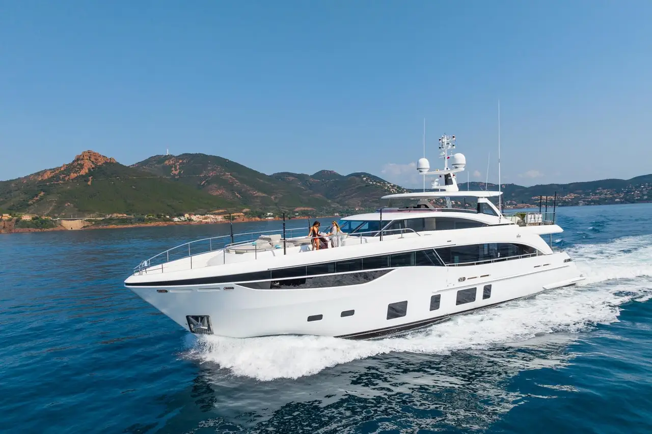 Princess 35M, pont arrière — Luxury Yachts St. Tropez, Saint-Tropez. Cap Taillat au lever, pont avant grand ouvert