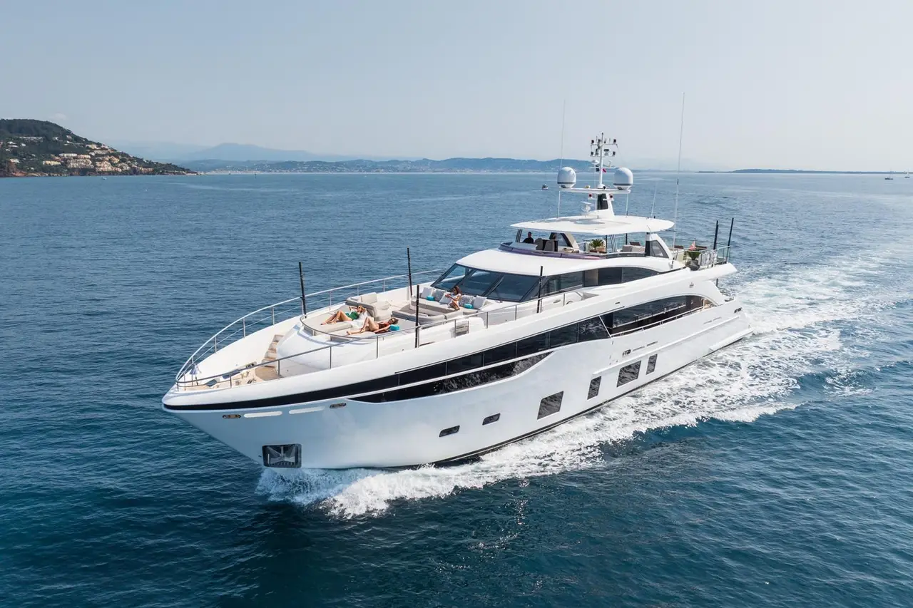 Princess 35M, salon — Luxury Yachts St. Tropez, Saint-Tropez. Cap Taillat au lever, pont avant grand ouvert