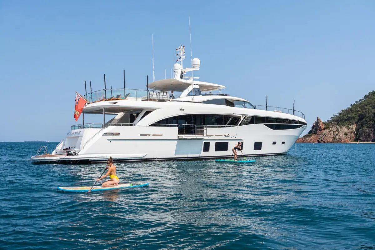 Princess 35M, cabine principale — Luxury Yachts St. Tropez, Saint-Tropez. Cap Taillat au lever, pont avant grand ouvert