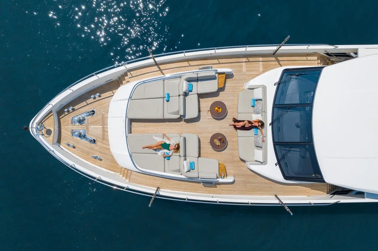 Princess 35M, flybridge — Luxury Yachts St. Tropez, Saint-Tropez. Cap Taillat au lever, pont avant grand ouvert