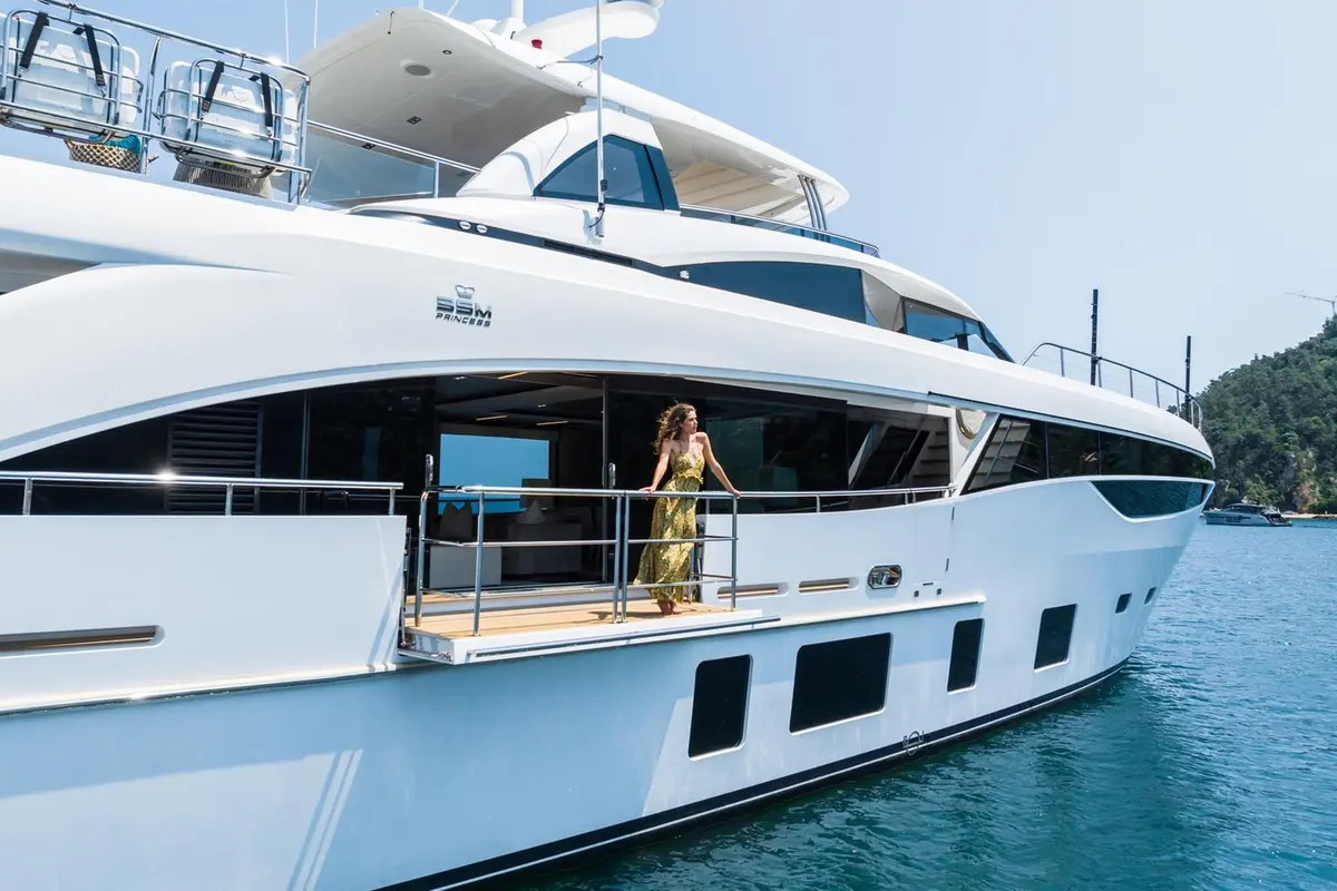 Princess 35M, extérieur — Luxury Yachts St. Tropez, Saint-Tropez. Cap Taillat au lever, pont avant grand ouvert