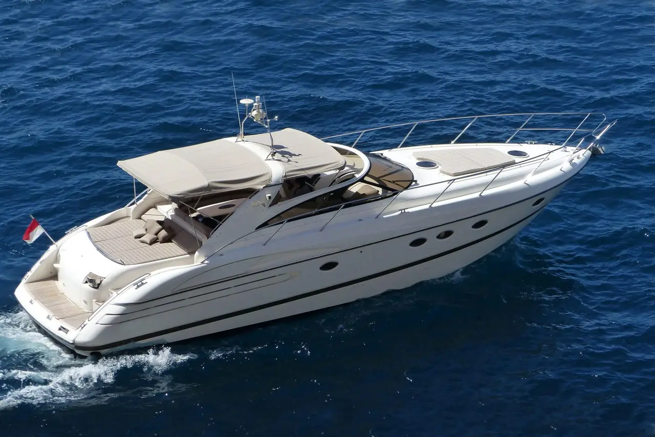 Princess 50 — Luxury Yachts St. Tropez, Saint-Tropez. Cap Taillat à la journée, retour avant le coucher du soleil