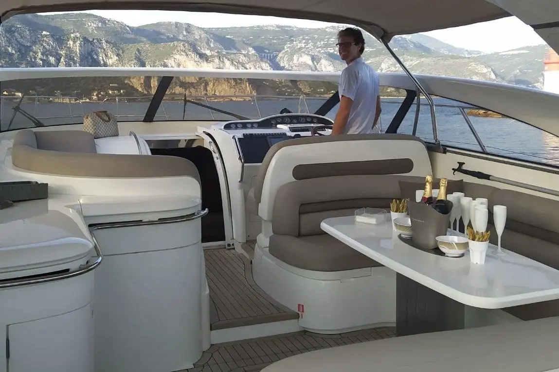 Princess 50, extérieur — Luxury Yachts St. Tropez, Saint-Tropez. Cap Taillat à la journée, retour avant le coucher du soleil