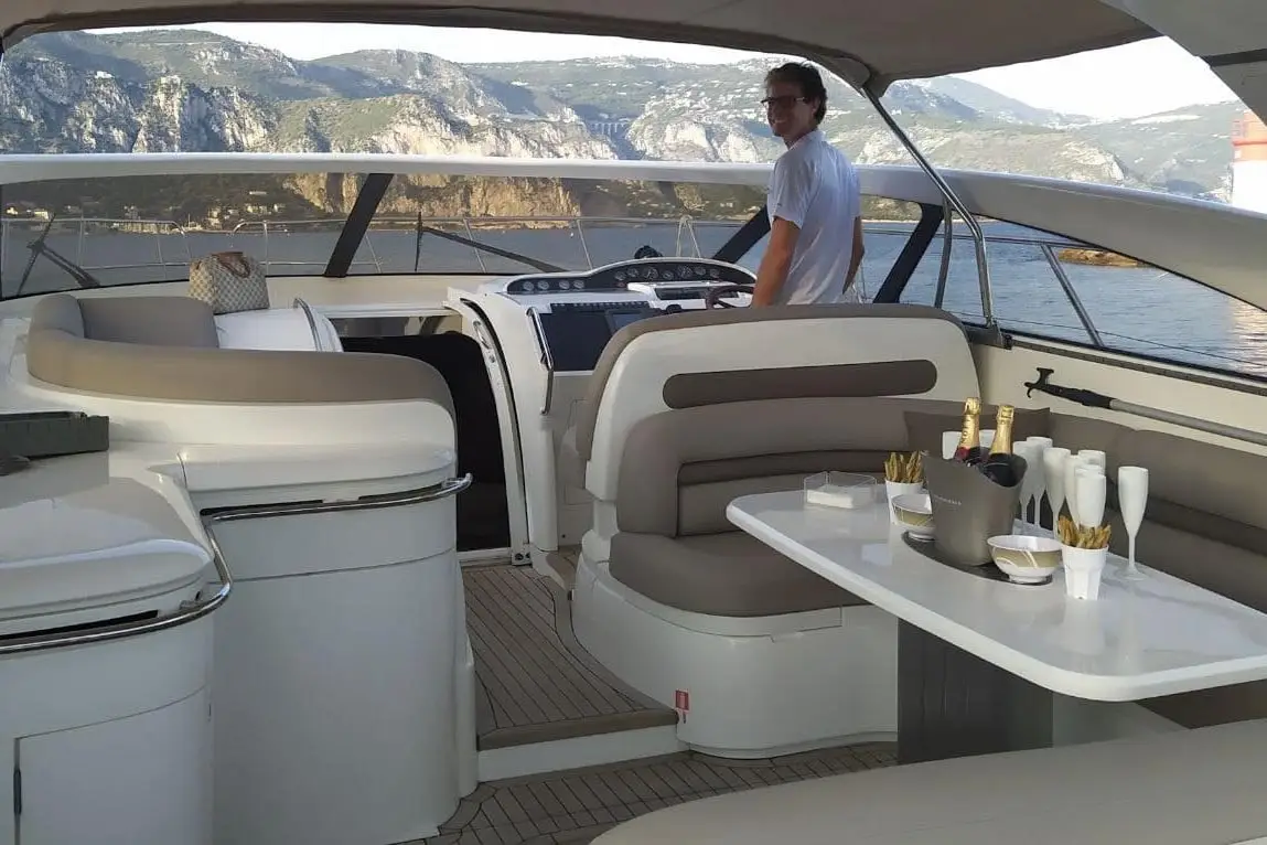 Princess 50, extérieur — Luxury Yachts St. Tropez, Saint-Tropez. Cap Taillat à la journée, retour avant le coucher du soleil