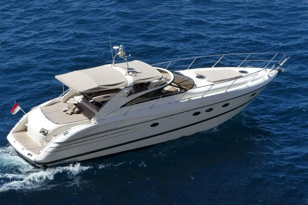 Princess 50, pont arrière — Luxury Yachts St. Tropez, Saint-Tropez. Cap Taillat à la journée, retour avant le coucher du soleil