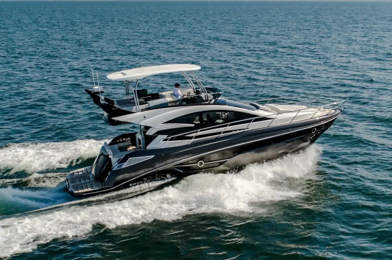 Princess 50, flybridge — Luxury Yachts St. Tropez, Saint-Tropez. Cap Taillat à la journée, retour avant le coucher du soleil