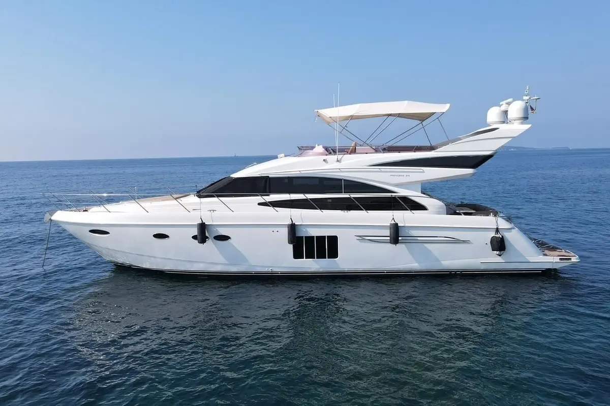 Princess 64 Fly — Luxury Yachts St. Tropez, Saint-Tropez. Pont supérieur ouvert pour rallier Pampelonne dès le matin