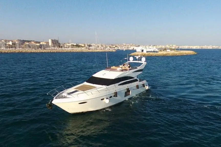 Princess 64 Fly, extérieur — Luxury Yachts St. Tropez, Saint-Tropez. Pont supérieur ouvert pour rallier Pampelonne dès le matin