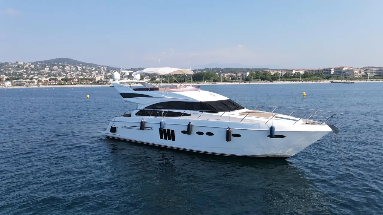 Princess 64 Fly, pont principal — Luxury Yachts St. Tropez, Saint-Tropez. Pont supérieur ouvert pour rallier Pampelonne dès le matin