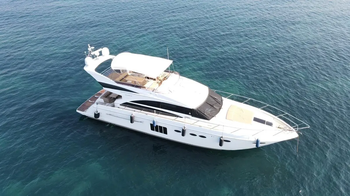Princess 64 Fly, pont arrière — Luxury Yachts St. Tropez, Saint-Tropez. Pont supérieur ouvert pour rallier Pampelonne dès le matin
